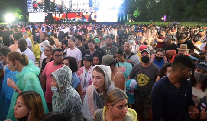 A large crowd of people
Description automatically generated with medium confidence